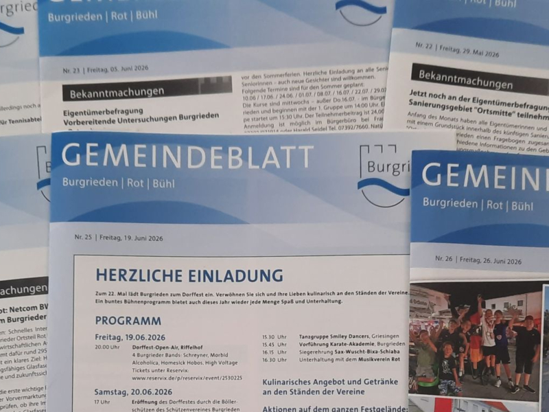 Ein Stapel mit einigen Ausgaben des Gemeindeblatts