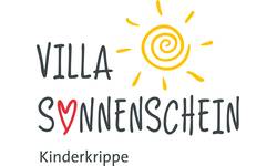 Das Bild zeigt das Logo der "Villa Sonnenschein Kinderkrippe" mit einem stilisierten, gelben Sonnensymbol über dem Namen, wobei das "O" als Herz gestaltet ist.