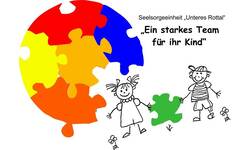 Buntes, aus Puzzleteilen geformtes Herz mit fröhlicher Kinderzeichnung und dem Text „Seelsorgeeinheit ‚Unteres Rottal‘ – Ein starkes Team für ihr Kind“.