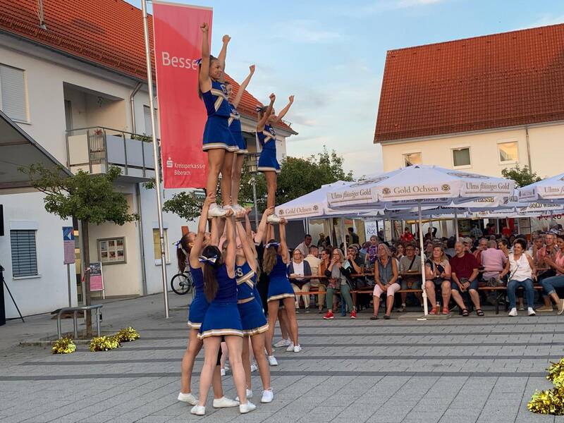 Cheerleader-Pyramide auf dem Dorffest