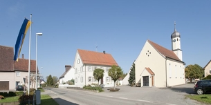 Kirche St. Wendelinus mit Pfarrhaus