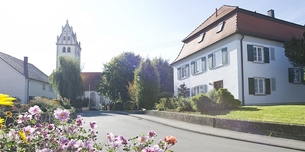 Kirche St. Alban mit Pfarrhaus